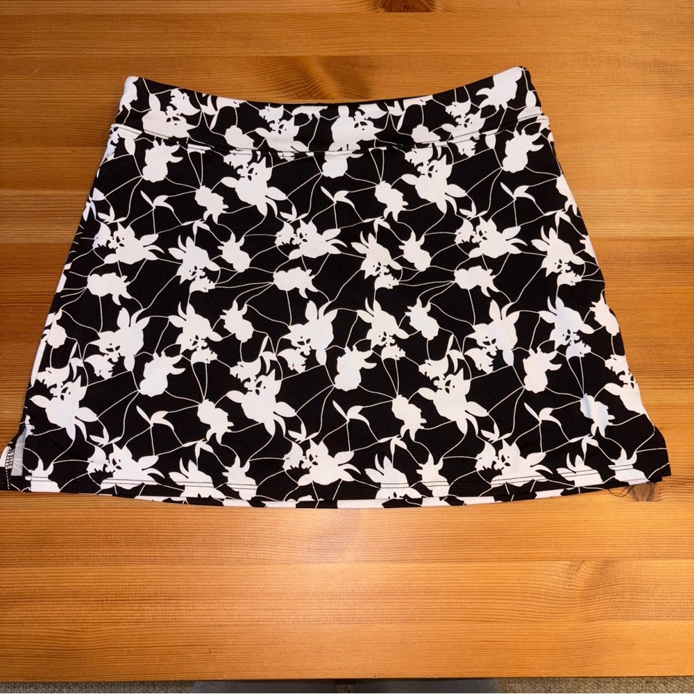 Tranquility by Colorado Clothing Black White Floral Athletic Skort Small Stretch